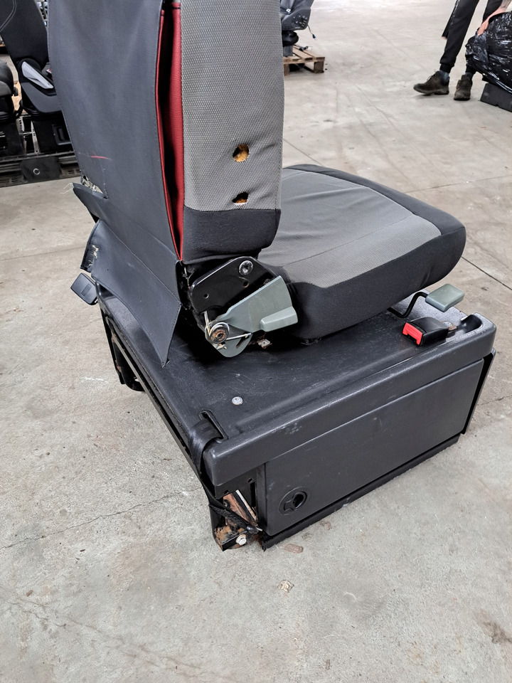 Renault FOTEL OBRACANY SIEDZENIE PASAŻERA RENAULT MAGNUM DXI LIFT VEGA S - Zitplaats voor Vrachtwagen: afbeelding 4 Renault FOTEL OBRACANY SIEDZENIE PASAŻERA RENAULT MAGNUM DXI LIFT VEGA S - Zitplaats voor Vrachtwagen: afbeelding 4