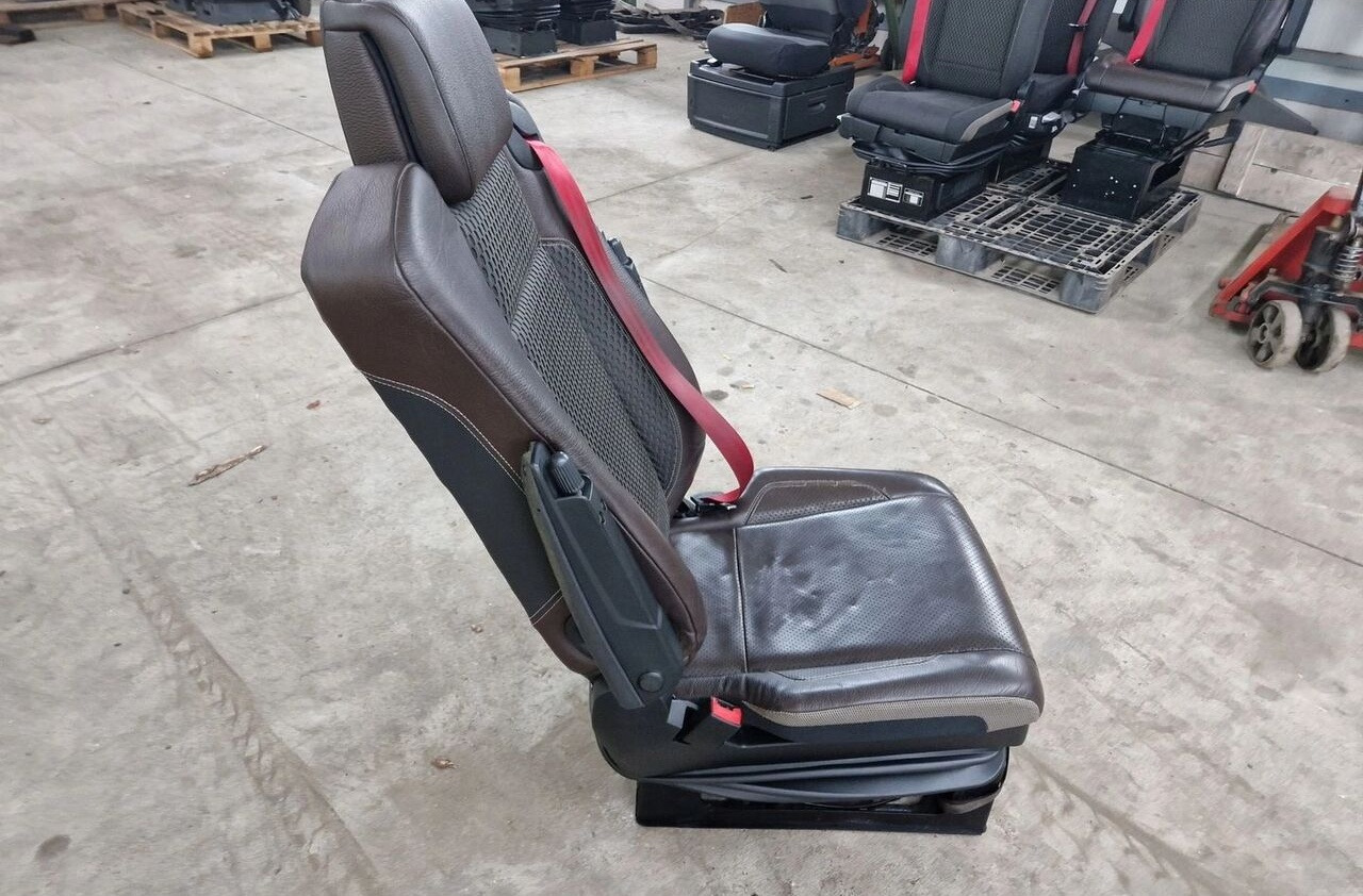 Renault SIEDZENIE KIEROWCY Renault GAMA T C K - Zitplaats voor Vrachtwagen: afbeelding 4 Renault SIEDZENIE KIEROWCY Renault GAMA T C K - Zitplaats voor Vrachtwagen: afbeelding 4