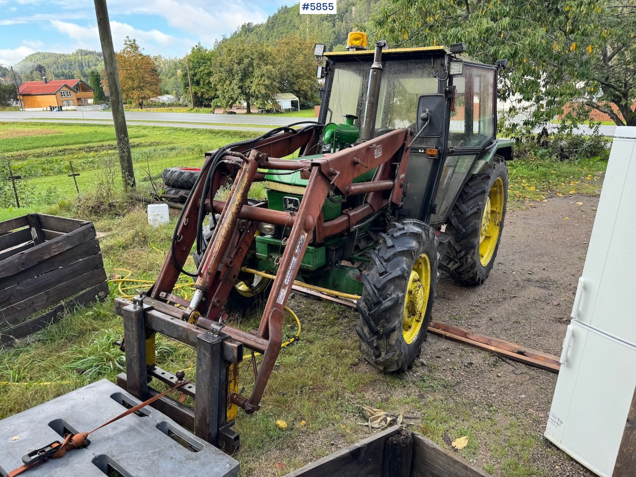 1982 John Deere 1140 with front loader and a parts tractor - Tractor: afbeelding 1 1982 John Deere 1140 with front loader and a parts tractor - Tractor: afbeelding 1
