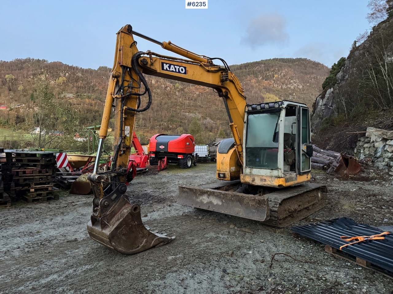 2004 Kato HD 308 US w/ 5 drawers, pincher, rake and spike hammer. - Graafmachine: afbeelding 1 2004 Kato HD 308 US w/ 5 drawers, pincher, rake and spike hammer. - Graafmachine: afbeelding 1