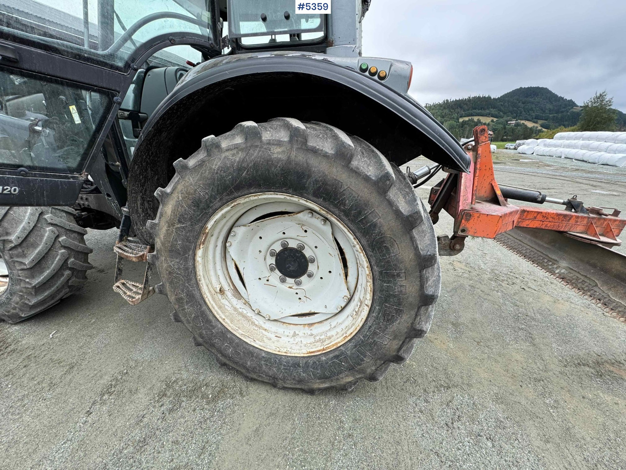 2004 Valtra M120-4 w/ loader and bucket - Tractor: afbeelding 3 2004 Valtra M120-4 w/ loader and bucket - Tractor: afbeelding 3