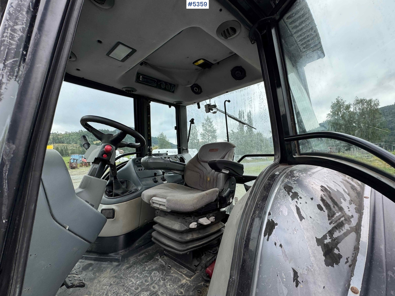 2004 Valtra M120-4 w/ loader and bucket - Tractor: afbeelding 5 2004 Valtra M120-4 w/ loader and bucket - Tractor: afbeelding 5