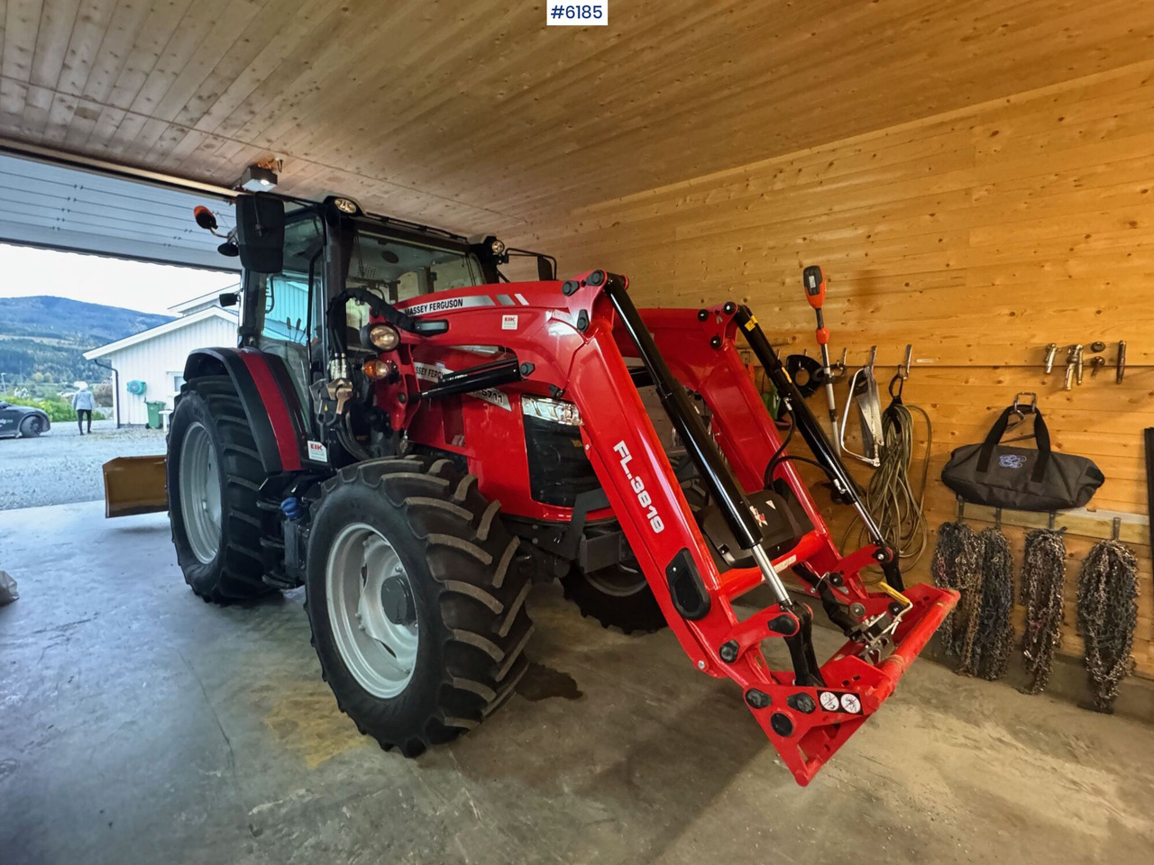 2023 Massey Ferguson 5711M Dyna w/ loader with 3rd function. Only 115 hours! - Tractor: afbeelding 1 2023 Massey Ferguson 5711M Dyna w/ loader with 3rd function. Only 115 hours! - Tractor: afbeelding 1