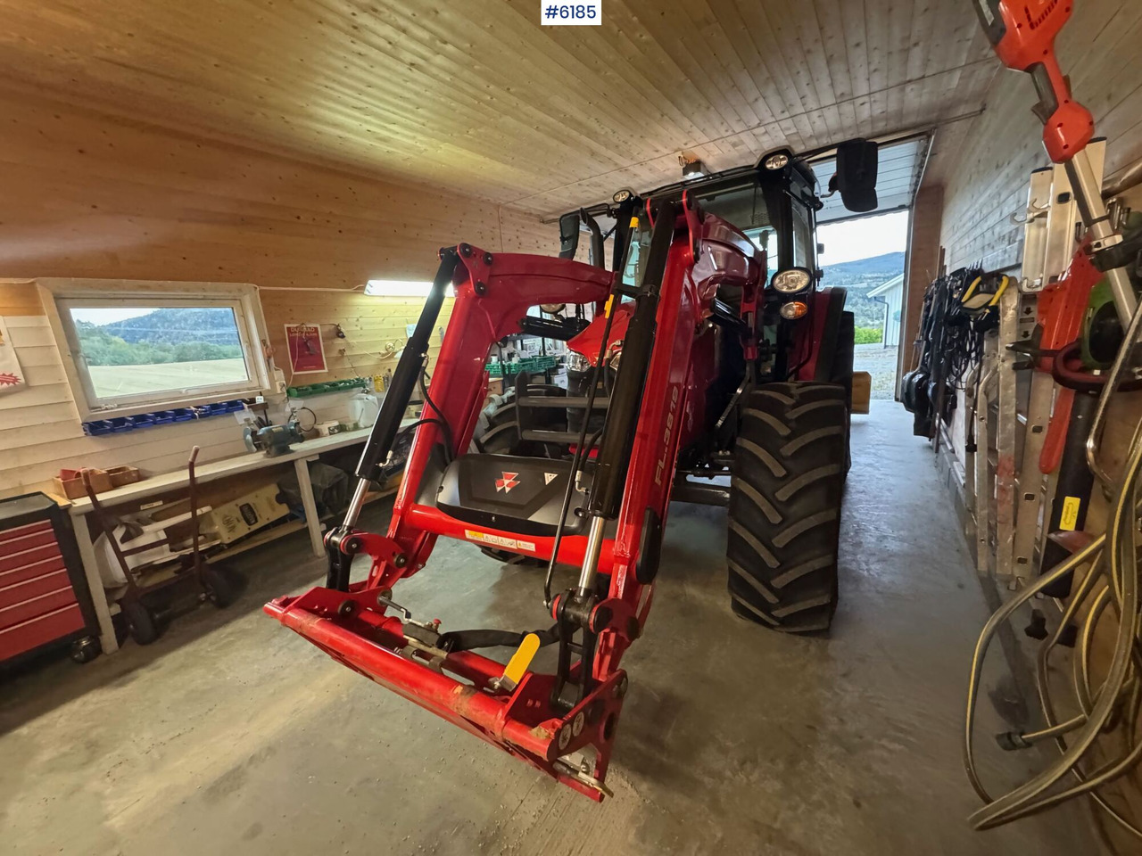 2023 Massey Ferguson 5711M Dyna w/ loader with 3rd function. Only 115 hours! - Tractor: afbeelding 5 2023 Massey Ferguson 5711M Dyna w/ loader with 3rd function. Only 115 hours! - Tractor: afbeelding 5