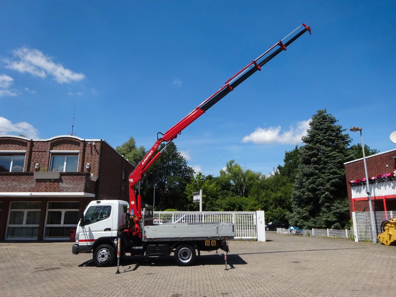 Mitsubishi Fuso Canter 7C18 + Ferrari F571 Kran - Bestelwagen met open laadbak: afbeelding 1 Mitsubishi Fuso Canter 7C18 + Ferrari F571 Kran - Bestelwagen met open laadbak: afbeelding 1