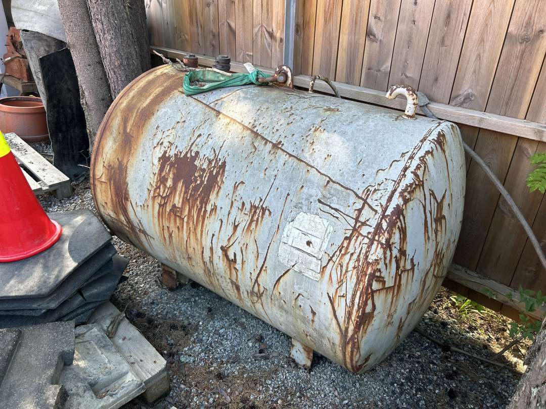 Diesel tank 1000 liter - Werkplaats toebehoor: afbeelding 1 Diesel tank 1000 liter - Werkplaats toebehoor: afbeelding 1