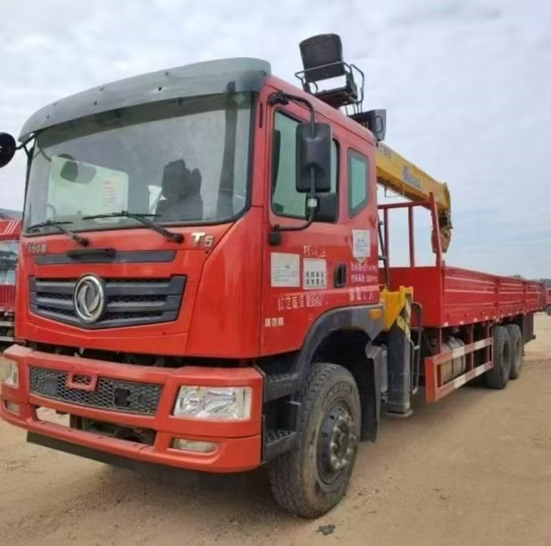 DONGFENG - Kraanwagen: afbeelding 1 DONGFENG - Kraanwagen: afbeelding 1