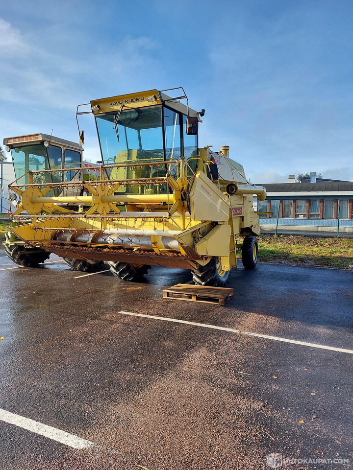 New Holland 8030, 1981 1910h, MTK25, Porvoo - Maaidorser: afbeelding 2 New Holland 8030, 1981 1910h, MTK25, Porvoo - Maaidorser: afbeelding 2