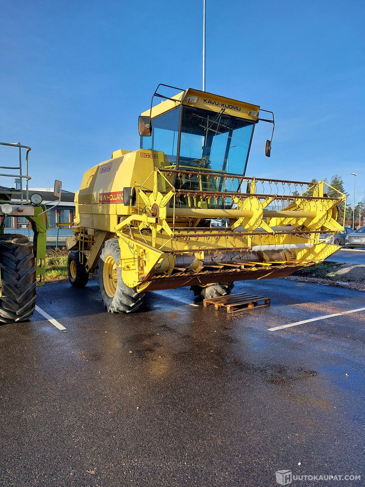 New Holland 8030, 1981 1910h, MTK25, Porvoo - Maaidorser: afbeelding 1 New Holland 8030, 1981 1910h, MTK25, Porvoo - Maaidorser: afbeelding 1