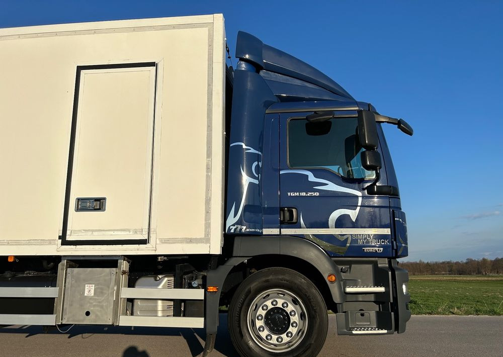 MAN TGM 18.250 Carrier 1950 D/E z Holandii / TOP STAN / 7.44m / 18 palet / winda + drzwi + drzwi boczne / OKAZJA - Koelwagen vrachtwagen: afbeelding 3 MAN TGM 18.250 Carrier 1950 D/E z Holandii / TOP STAN / 7.44m / 18 palet / winda + drzwi + drzwi boczne / OKAZJA - Koelwagen vrachtwagen: afbeelding 3