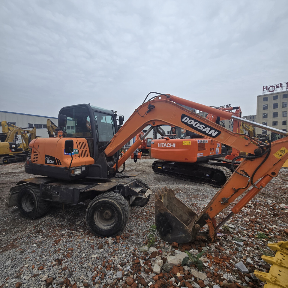 DOOSAN DX60W - Mobiele graafmachine: afbeelding 2 DOOSAN DX60W - Mobiele graafmachine: afbeelding 2