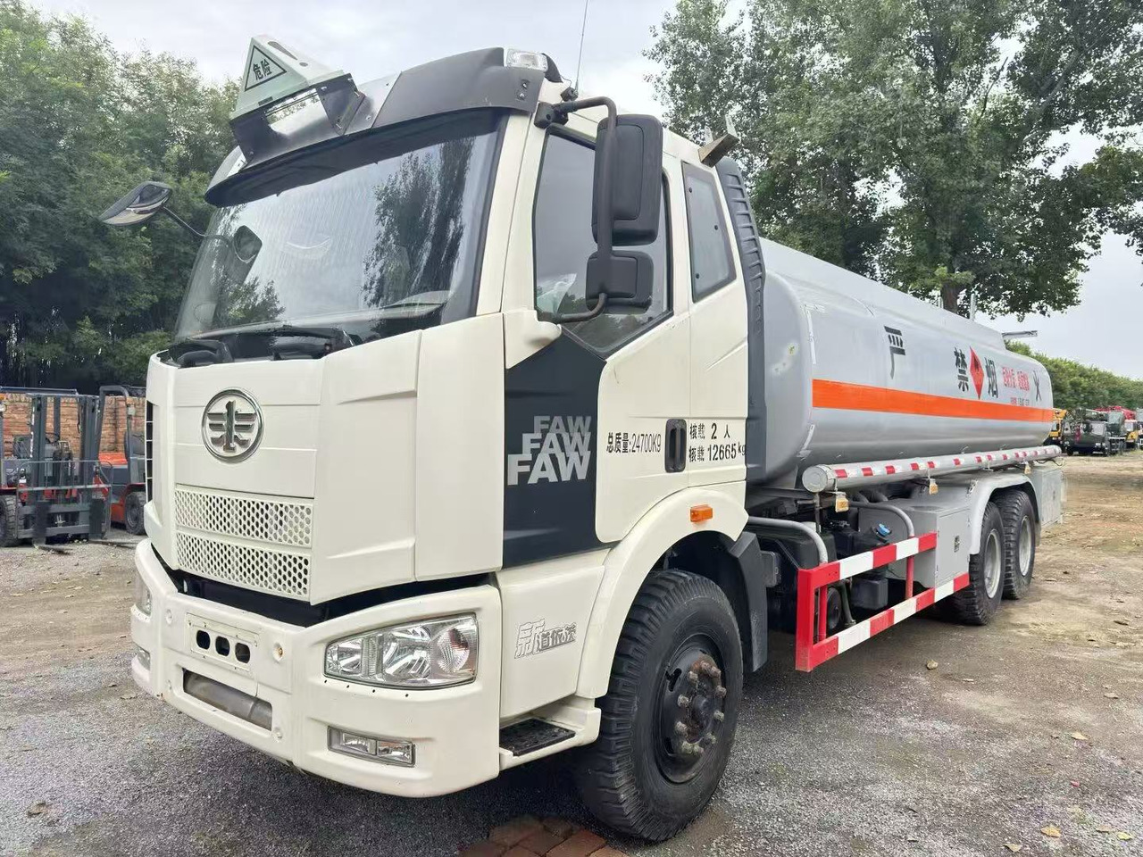 FAW tanker truck - Tankwagen: afbeelding 1 FAW tanker truck - Tankwagen: afbeelding 1