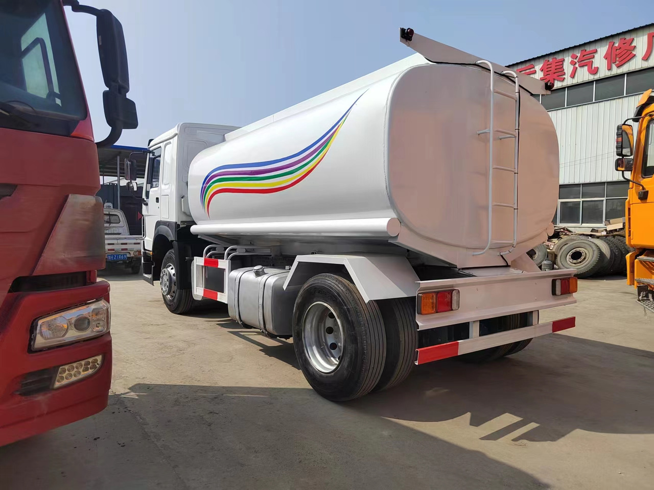 SINOTRUK HOWO - Tankwagen: afbeelding 3 SINOTRUK HOWO - Tankwagen: afbeelding 3