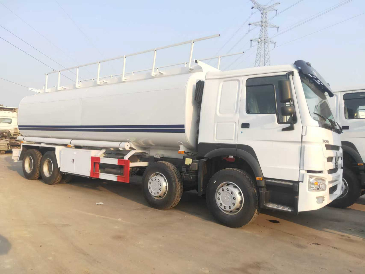 SINOTRUK HOWO Fuel Tank - Tankwagen: afbeelding 2 SINOTRUK HOWO Fuel Tank - Tankwagen: afbeelding 2