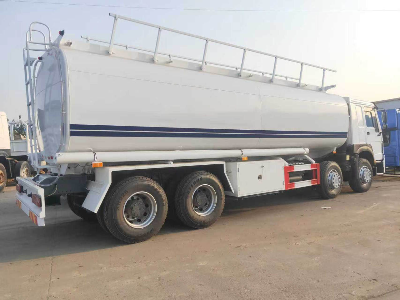 SINOTRUK HOWO Fuel Tank - Tankwagen: afbeelding 3 SINOTRUK HOWO Fuel Tank - Tankwagen: afbeelding 3