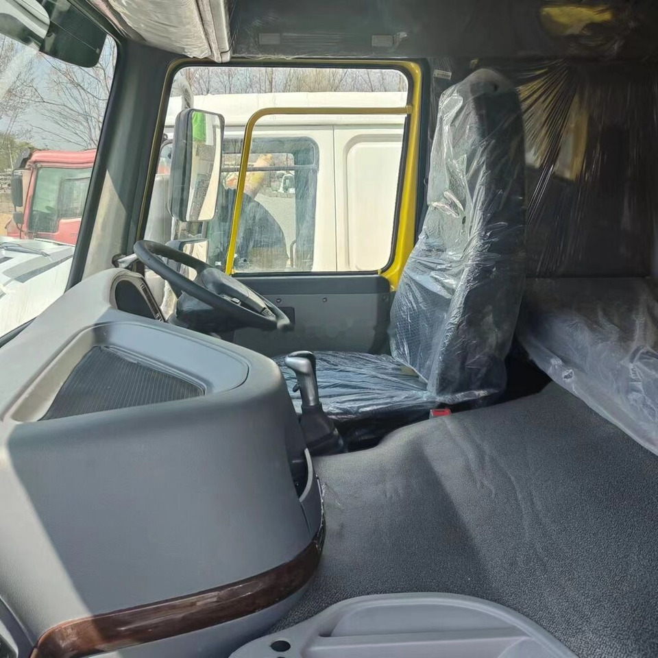 Sinotruk Howo 6*4 Right hand drive - Kipper vrachtwagen: afbeelding 4 Sinotruk Howo 6*4 Right hand drive - Kipper vrachtwagen: afbeelding 4