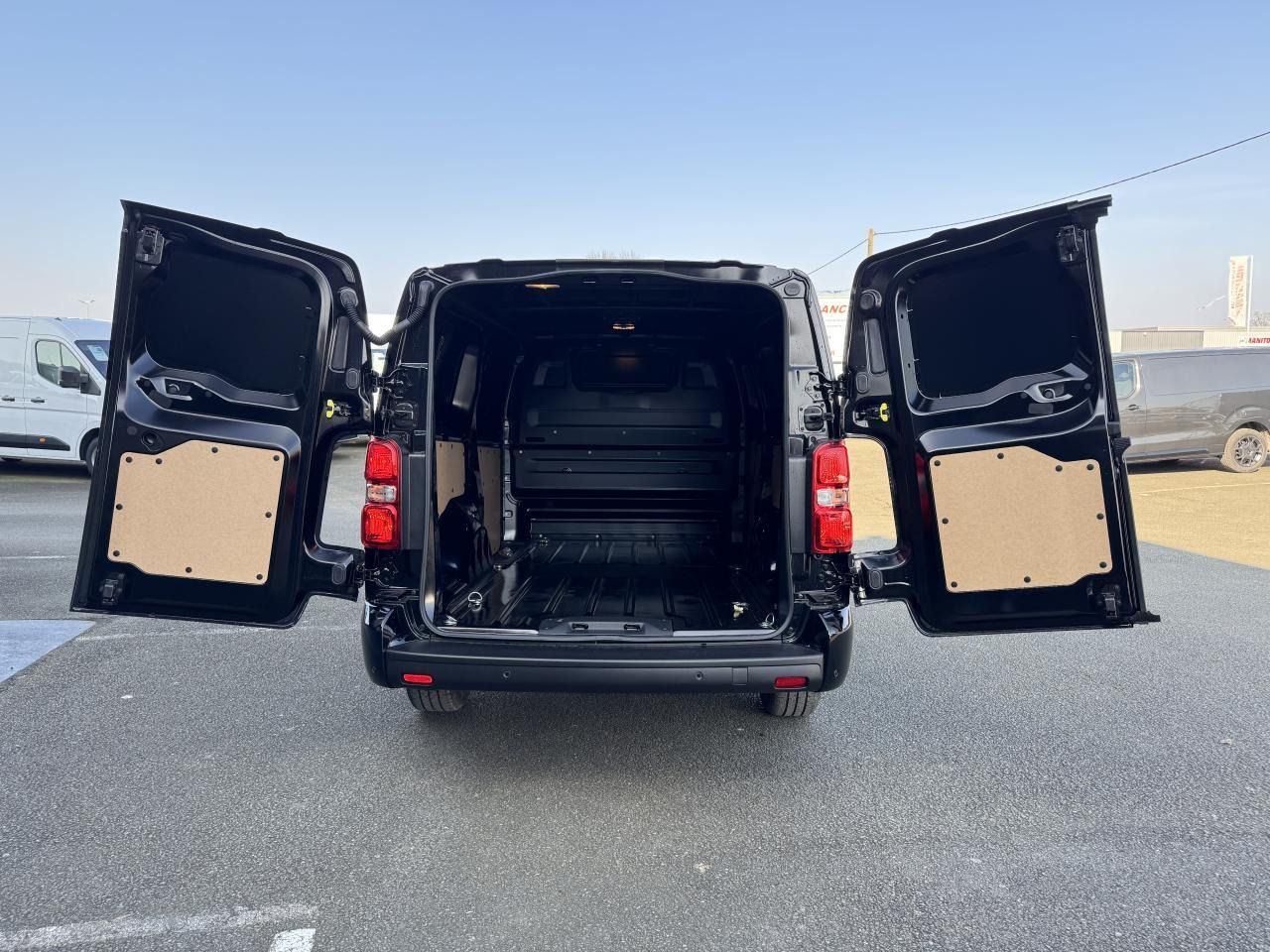 Citroen Jumpy 2 PLACES XL 2.0 BLUEHDI 180CH S&S PACK PREMIUM CONNECT EAT8 - Gesloten bestelwagen: afbeelding 2 Citroen Jumpy 2 PLACES XL 2.0 BLUEHDI 180CH S&S PACK PREMIUM CONNECT EAT8 - Gesloten bestelwagen: afbeelding 2