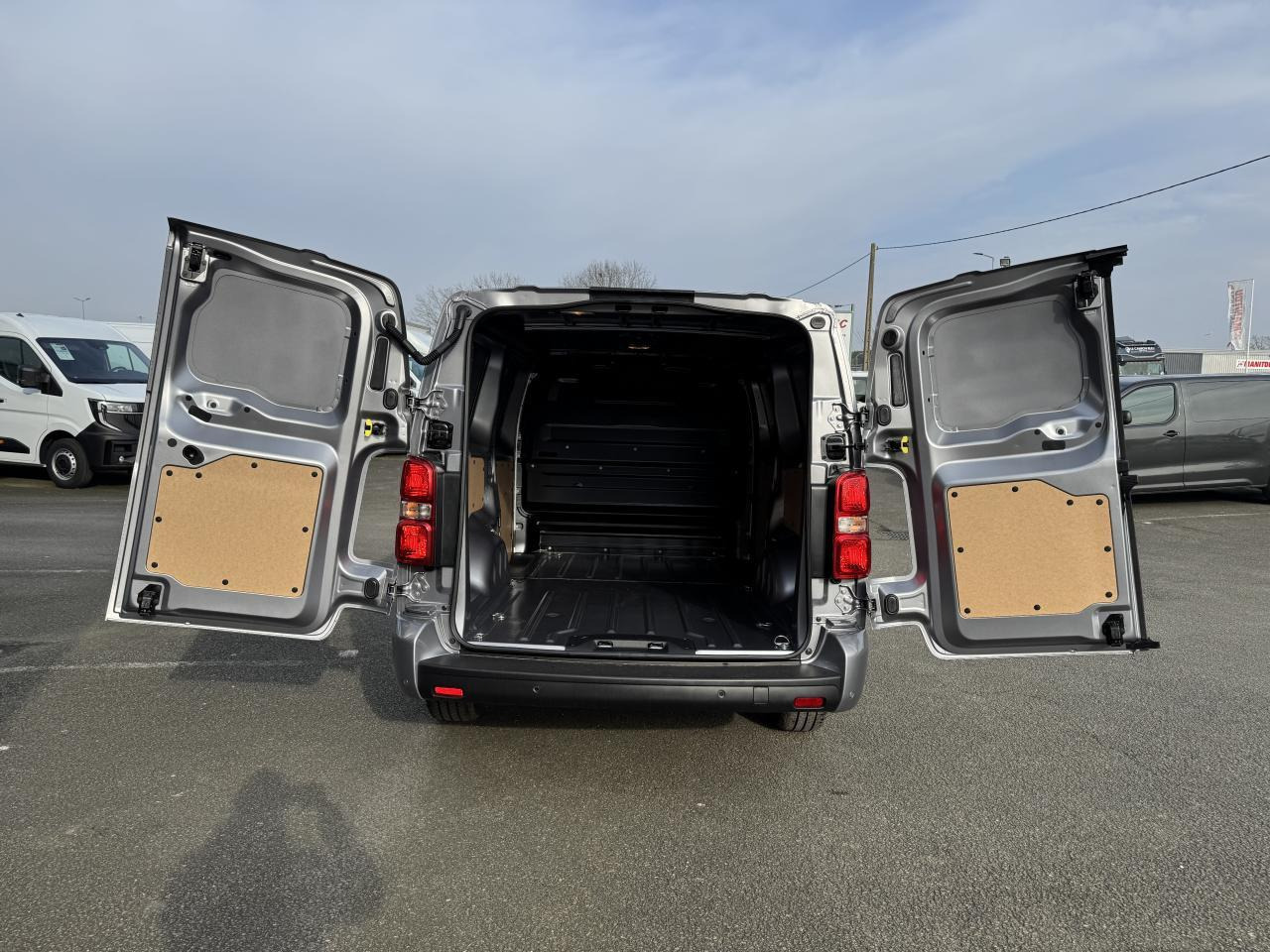 Citroen Jumpy 2 PLACES XL 2.0 BLUEHDI 180CH S&S PACK PREMIUM CONNECT EAT8 - Gesloten bestelwagen: afbeelding 2 Citroen Jumpy 2 PLACES XL 2.0 BLUEHDI 180CH S&S PACK PREMIUM CONNECT EAT8 - Gesloten bestelwagen: afbeelding 2