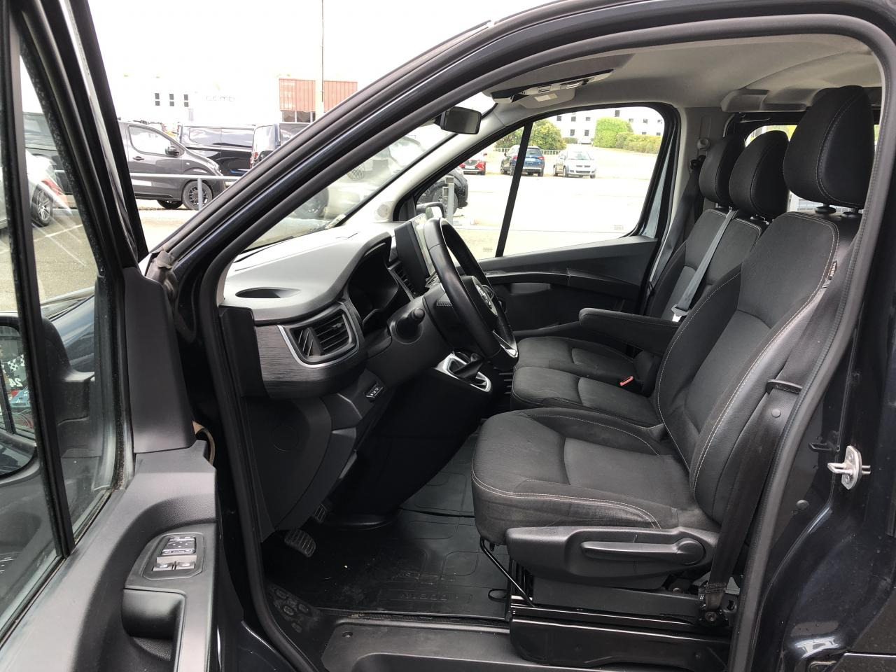 NISSAN PRIMASTAR COMBI L2H1 9 PLACES 2.0 DCI 145CH N-CONNECTA - Minibus, Personenvervoer: afbeelding 4 NISSAN PRIMASTAR COMBI L2H1 9 PLACES 2.0 DCI 145CH N-CONNECTA - Minibus, Personenvervoer: afbeelding 4