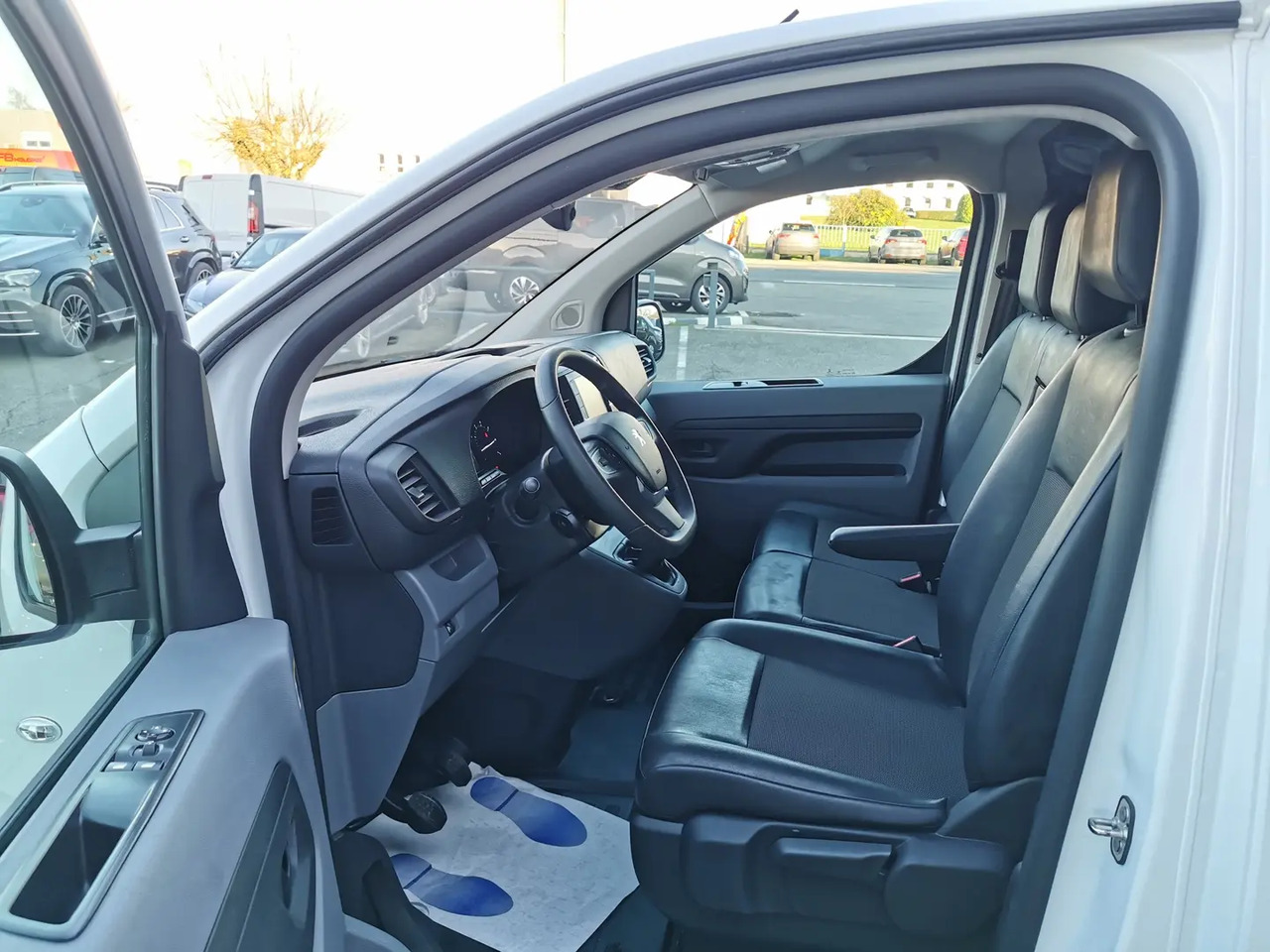 Peugeot Expert STANDARD 1.5 BLUEHDI 120CH S&S ASPHALT - Gesloten bestelwagen: afbeelding 4 Peugeot Expert STANDARD 1.5 BLUEHDI 120CH S&S ASPHALT - Gesloten bestelwagen: afbeelding 4