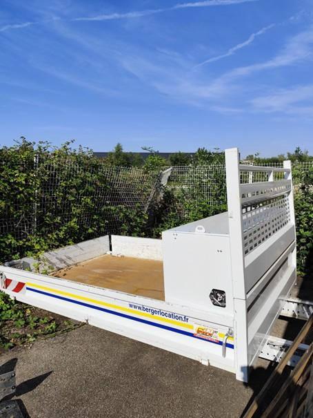 Plateau acier 3120 x 2000 x 330 mm utiles Ridelles acier + Coffre Acier dos cabine 1850 x 600 x 880(ht) mm - Gereedschap/ Toebehoor: afbeelding 1 Plateau acier 3120 x 2000 x 330 mm utiles Ridelles acier + Coffre Acier dos cabine 1850 x 600 x 880(ht) mm - Gereedschap/ Toebehoor: afbeelding 1