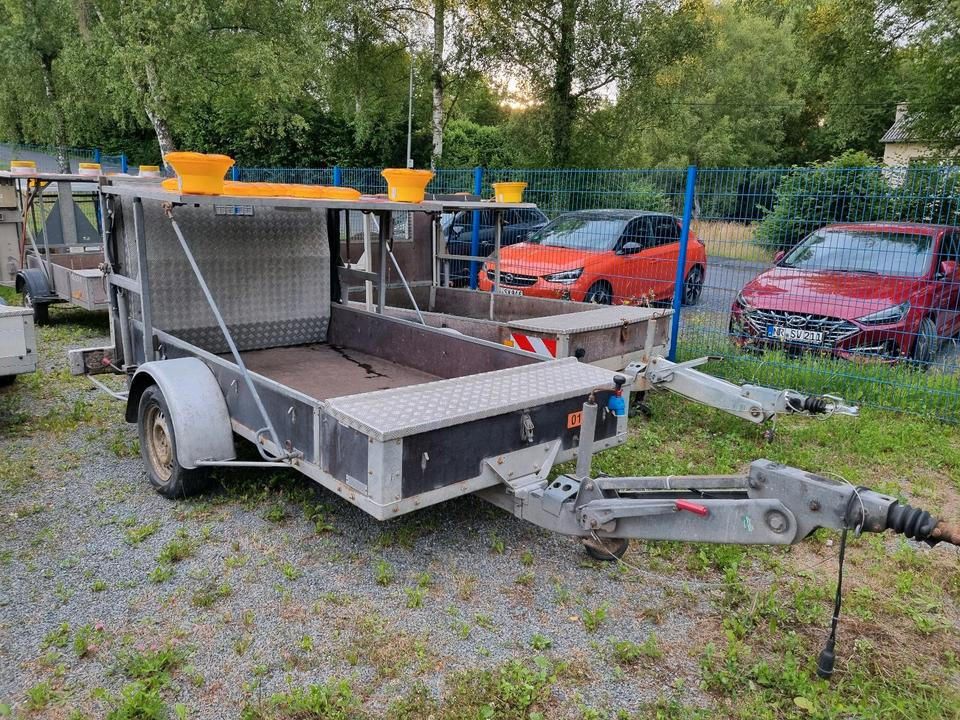 LED Nissen VZ616 B3 Verkehrsleittafel Verkehrsleitanhänger Absperrtafel Verkehrssicherungsanhänger Verkehrssicherung Leittafel - Aanhanger: afbeelding 1 LED Nissen VZ616 B3 Verkehrsleittafel Verkehrsleitanhänger Absperrtafel Verkehrssicherungsanhänger Verkehrssicherung Leittafel - Aanhanger: afbeelding 1