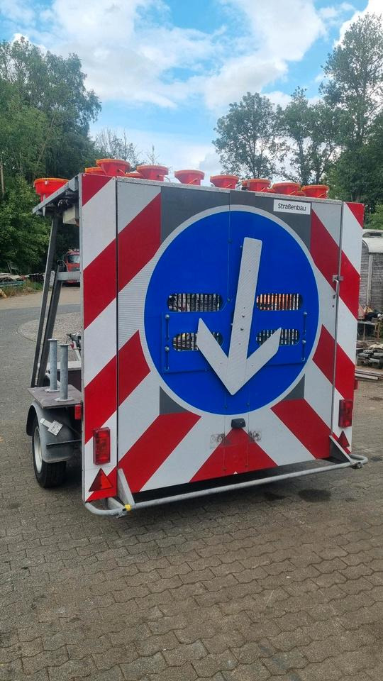 Mersch Absperrtafel Vz616 mit Horizont Leuchtkreuzanlage Sperrwand Sperranhänger Leittafel Leitanhänger Verkehrsleittafel Verkehrsleitanhänger Verkehrssicherungsanhänger Nissen Trebbiner - Aanhanger: afbeelding 4 Mersch Absperrtafel Vz616 mit Horizont Leuchtkreuzanlage Sperrwand Sperranhänger Leittafel Leitanhänger Verkehrsleittafel Verkehrsleitanhänger Verkehrssicherungsanhänger Nissen Trebbiner - Aanhanger: afbeelding 4