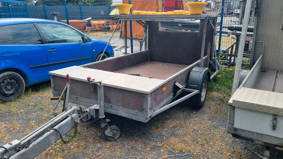 Nissen Absperrtafel VZ616 LED Absperrtafel Sperrwand Verkehrsleittafel Verkehrsleitanhänger Verkehrssicherungsanhänger Leitanhänger Leittafel Verkehrssicherung Nissen Horizont - Aanhanger: afbeelding 1 Nissen Absperrtafel VZ616 LED Absperrtafel Sperrwand Verkehrsleittafel Verkehrsleitanhänger Verkehrssicherungsanhänger Leitanhänger Leittafel Verkehrssicherung Nissen Horizont - Aanhanger: afbeelding 1