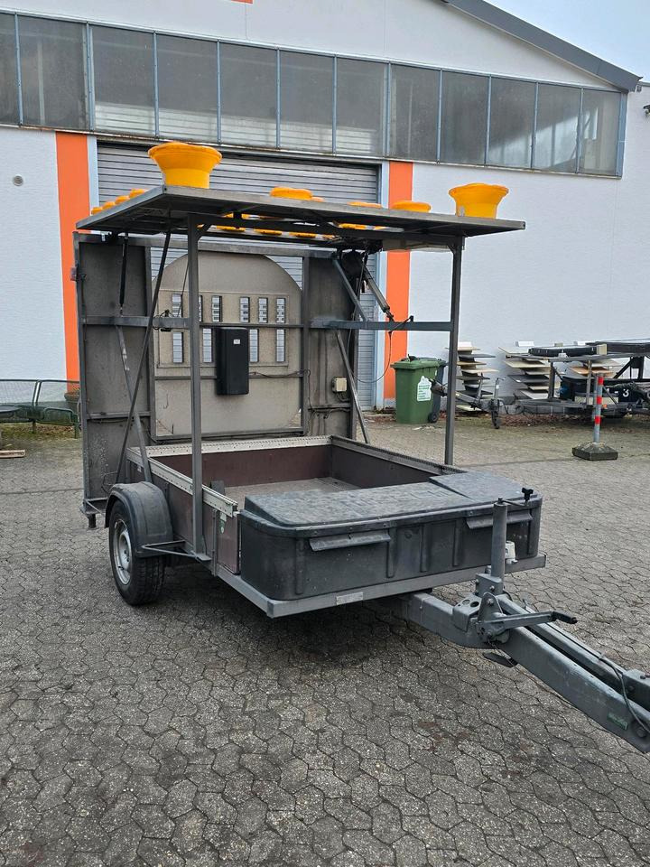 Nissen LED Absperrtafel FAT Verkehrsleittafel Verkehrssicherungsanhänger Verkehrsleitanhänger Sperrwand - Aanhanger: afbeelding 2 Nissen LED Absperrtafel FAT Verkehrsleittafel Verkehrssicherungsanhänger Verkehrsleitanhänger Sperrwand - Aanhanger: afbeelding 2