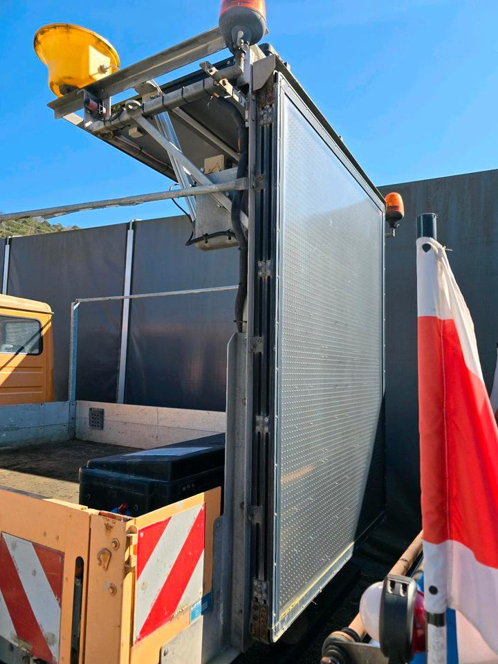 Nissen VLT LED 2014 Vorwarntafel Verkehrsleittafel Leittafel Verkehrssicherungsanhänger Verkehrsleitanhänger Sperrwand Horizont - Aanhanger: afbeelding 4 Nissen VLT LED 2014 Vorwarntafel Verkehrsleittafel Leittafel Verkehrssicherungsanhänger Verkehrsleitanhänger Sperrwand Horizont - Aanhanger: afbeelding 4