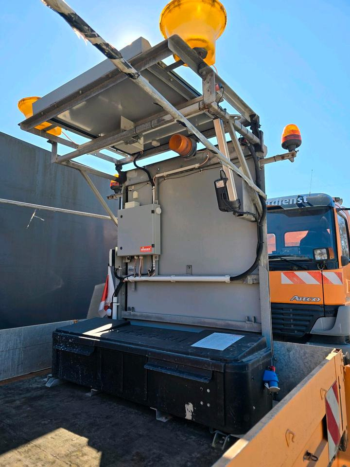 Nissen VLT LED 2014 Vorwarntafel Verkehrsleittafel Leittafel Verkehrssicherungsanhänger Verkehrsleitanhänger Sperrwand Horizont - Aanhanger: afbeelding 1 Nissen VLT LED 2014 Vorwarntafel Verkehrsleittafel Leittafel Verkehrssicherungsanhänger Verkehrsleitanhänger Sperrwand Horizont - Aanhanger: afbeelding 1