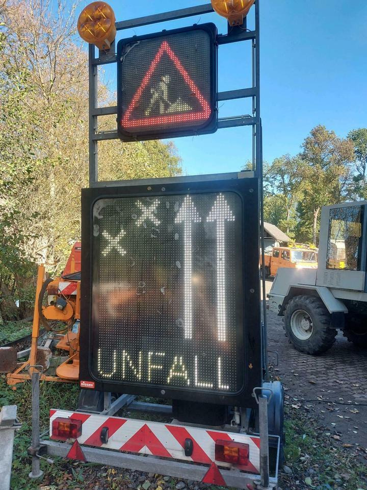 Nissen VLT LED Schilderwagen Verkehrssicherungsanhänger Leittafel - Aanhanger: afbeelding 2 Nissen VLT LED Schilderwagen Verkehrssicherungsanhänger Leittafel - Aanhanger: afbeelding 2