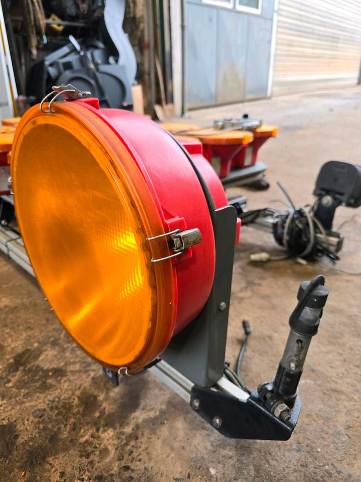 Horizont Blinkpfeinalage für Unimog mit Xenonscheinwerfer Dachträger Nissen Vz616 Funkwarnmeldeanlage passend für UGE UGN U290 U 300 400 500 405 218 219 318 319 423 427 430 527 530 Mercedes-Benz Dach - Lichten/ Verlichting voor Bouwmachine: afbeelding 5 Horizont Blinkpfeinalage für Unimog mit Xenonscheinwerfer Dachträger Nissen Vz616 Funkwarnmeldeanlage passend für UGE UGN U290 U 300 400 500 405 218 219 318 319 423 427 430 527 530 Mercedes-Benz Dach - Lichten/ Verlichting voor Bouwmachine: afbeelding 5