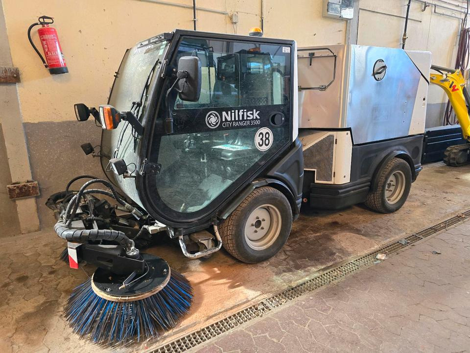 Nilfisk City Ranger 3500 Kehrmaschine Straßenkehrmaschine mit Schmidt Bediendisplay Hako Kehreinheit - Veegwagen: afbeelding 1 Nilfisk City Ranger 3500 Kehrmaschine Straßenkehrmaschine mit Schmidt Bediendisplay Hako Kehreinheit - Veegwagen: afbeelding 1
