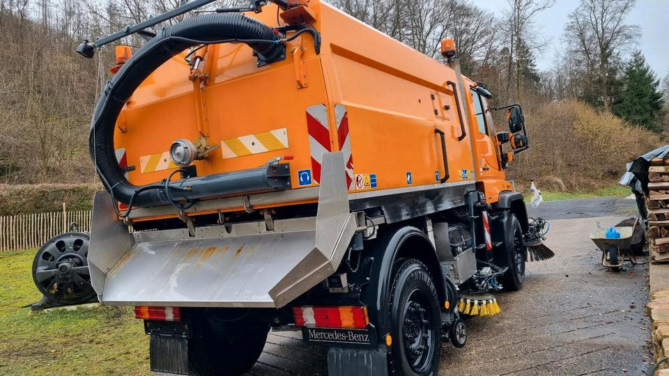 Unimog 9400km U400 405 Kehrmaschine SK 370 Schmidt Mercedes Benz Variopilot Kehraufbau Hydrostat 2011 Bluetec 5 - Veegwagen: afbeelding 4 Unimog 9400km U400 405 Kehrmaschine SK 370 Schmidt Mercedes Benz Variopilot Kehraufbau Hydrostat 2011 Bluetec 5 - Veegwagen: afbeelding 4