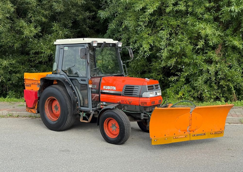 Kubota * Traktor KUBOTA L4200 * 4x4 * Pług Piaskarka * Wałek Przód Tył * Sprowadzony* Zimowe Utrzymanie - Tractor: afbeelding 1 Kubota * Traktor KUBOTA L4200 * 4x4 * Pług Piaskarka * Wałek Przód Tył * Sprowadzony* Zimowe Utrzymanie - Tractor: afbeelding 1