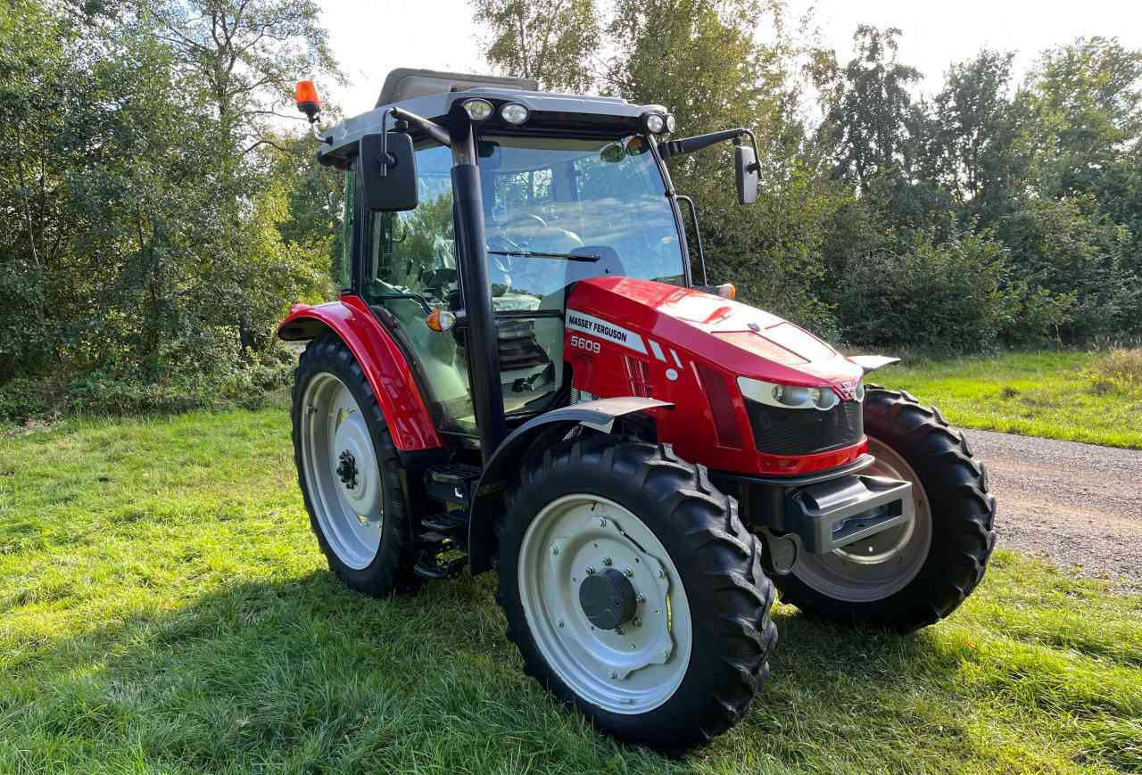 Massey Ferguson 5609 Dyna-4 Essential - Tractor: afbeelding 2 Massey Ferguson 5609 Dyna-4 Essential - Tractor: afbeelding 2