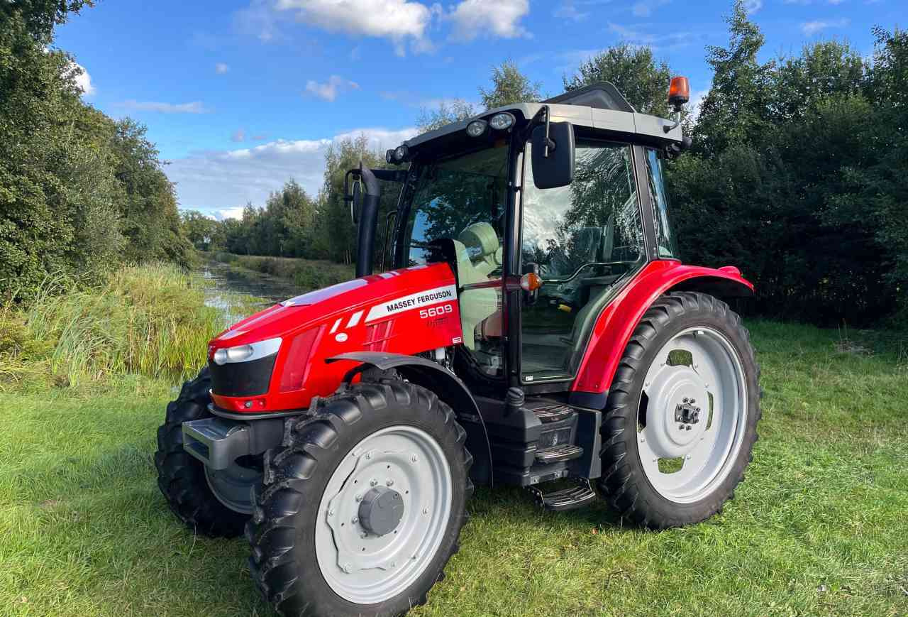 Massey Ferguson 5609 Dyna-4 Essential - Tractor: afbeelding 1 Massey Ferguson 5609 Dyna-4 Essential - Tractor: afbeelding 1