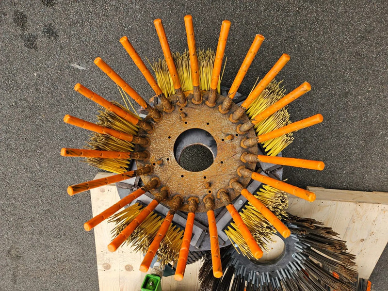 Avant Tuin en park Onkruidborstel - Aanbouwdeel voor Landbouwmachine: afbeelding 5 Avant Tuin en park Onkruidborstel - Aanbouwdeel voor Landbouwmachine: afbeelding 5