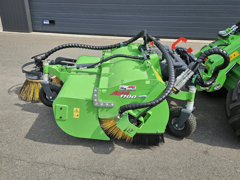 Avant borstel met opvangbak 1100 - Aanbouwdeel voor Landbouwmachine: afbeelding 5 Avant borstel met opvangbak 1100 - Aanbouwdeel voor Landbouwmachine: afbeelding 5