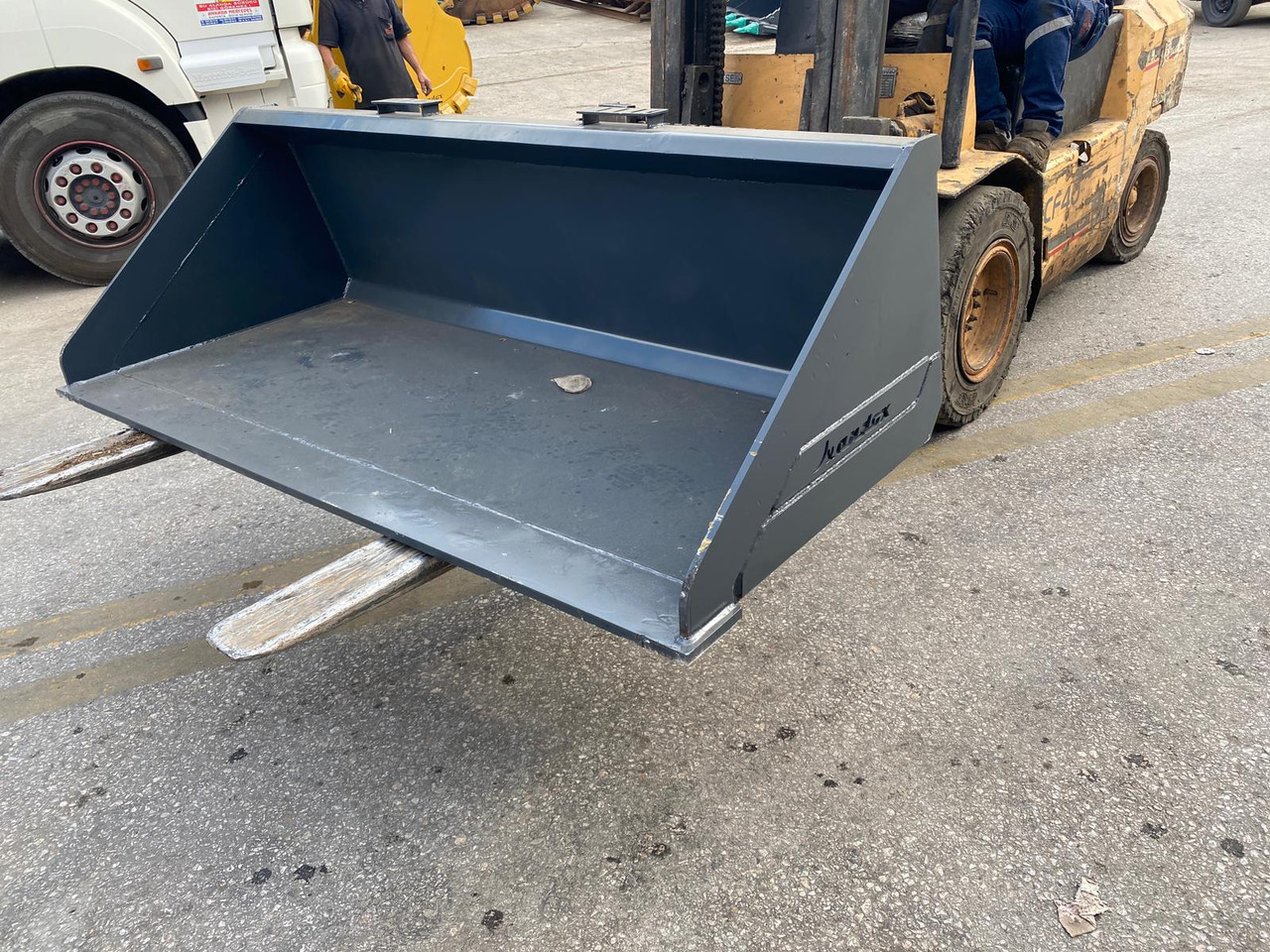 JCB 300 - Voorladerbak voor Bouwmachine: afbeelding 1 JCB 300 - Voorladerbak voor Bouwmachine: afbeelding 1