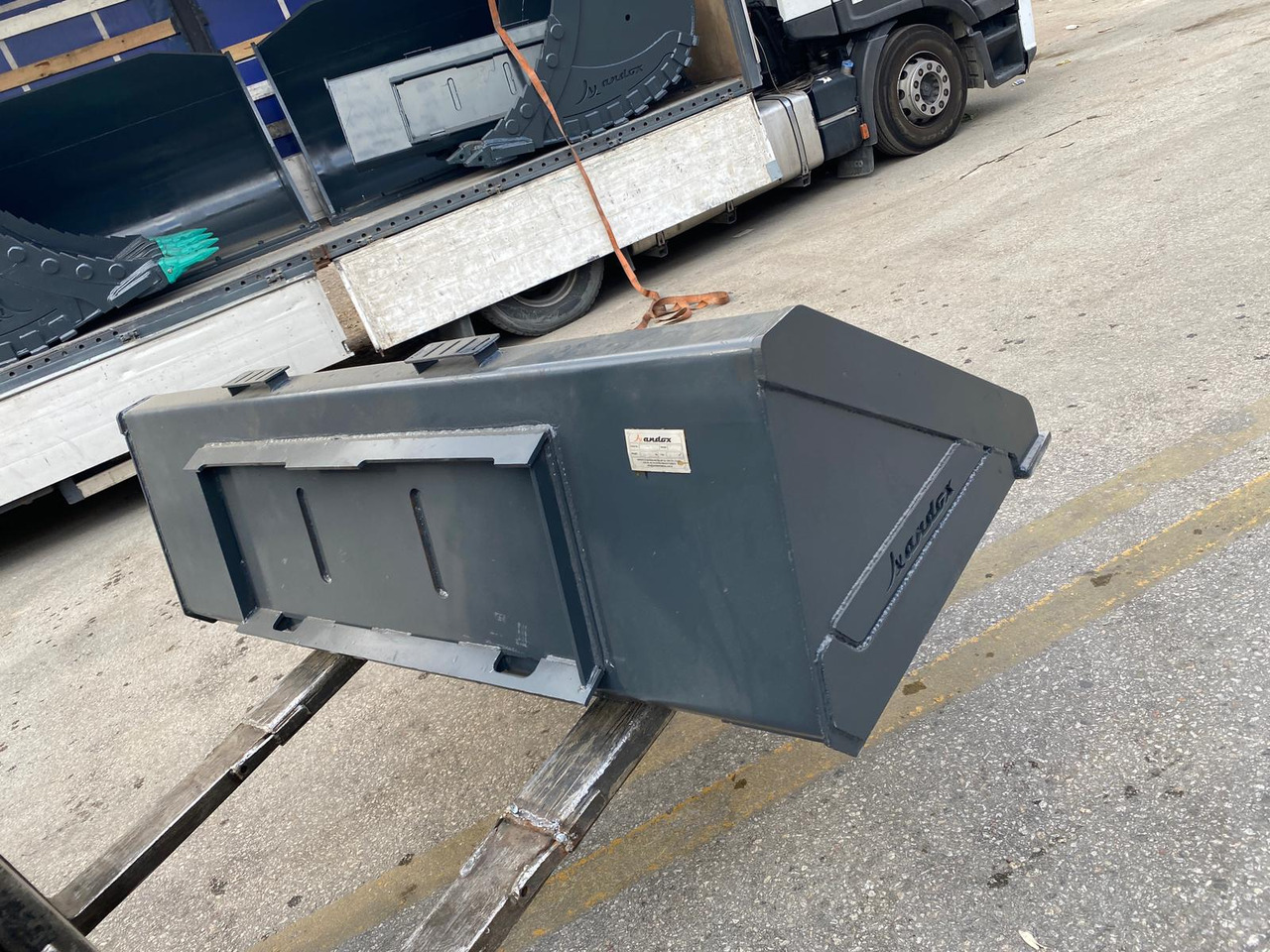 JCB 300 - Voorladerbak voor Bouwmachine: afbeelding 2 JCB 300 - Voorladerbak voor Bouwmachine: afbeelding 2