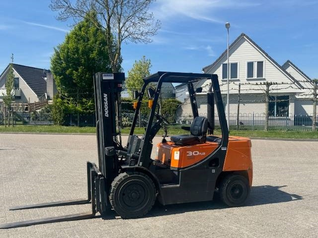Doosan D30 Plus - Diesel heftruck: afbeelding 1 Doosan D30 Plus - Diesel heftruck: afbeelding 1