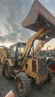 Caterpillar 428 à 13500 € HT - Graaflaadmachine: afbeelding 1 Caterpillar 428 à 13500 € HT - Graaflaadmachine: afbeelding 1