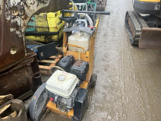 Scie à sol HUSQVARNA - Bouwmaterieel: afbeelding 1 Scie à sol HUSQVARNA - Bouwmaterieel: afbeelding 1