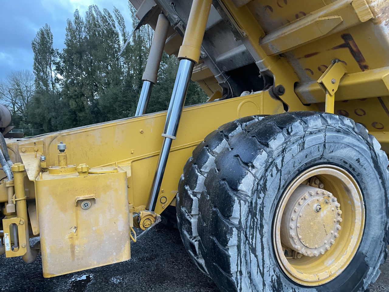 Zelfrijdende kiepwagen KOMATSU Hd405-6: afbeelding 12