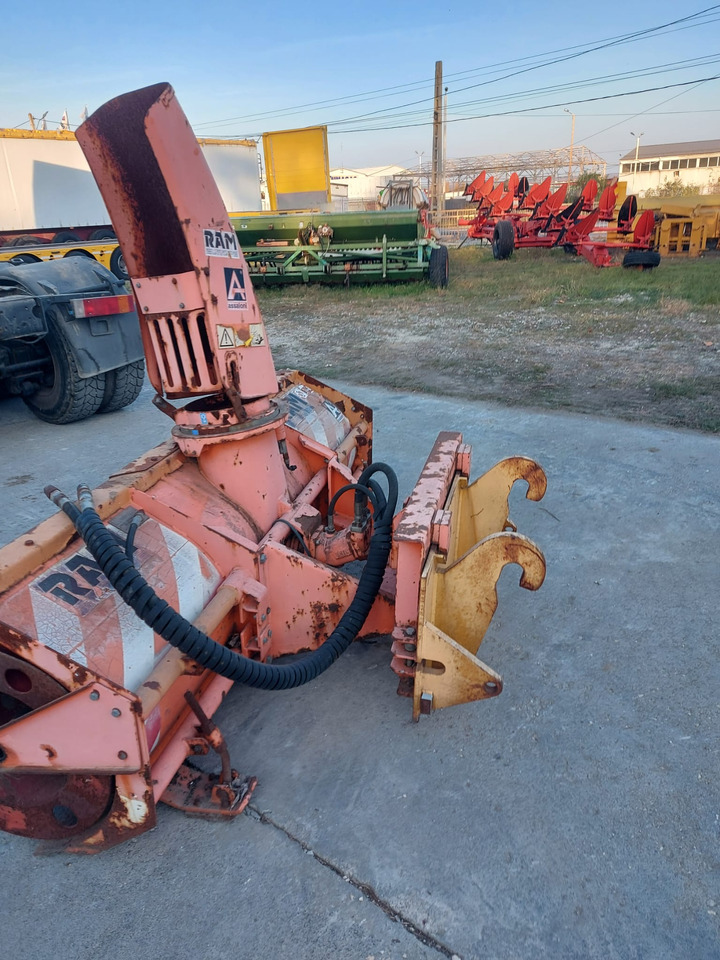 Freza zapada/Snow blower Assaloni pentru Buldoexcavator/Bobcat/Incatcator frontal - Sneeuwblazer voor Bouwmachine: afbeelding 2 Freza zapada/Snow blower Assaloni pentru Buldoexcavator/Bobcat/Incatcator frontal - Sneeuwblazer voor Bouwmachine: afbeelding 2