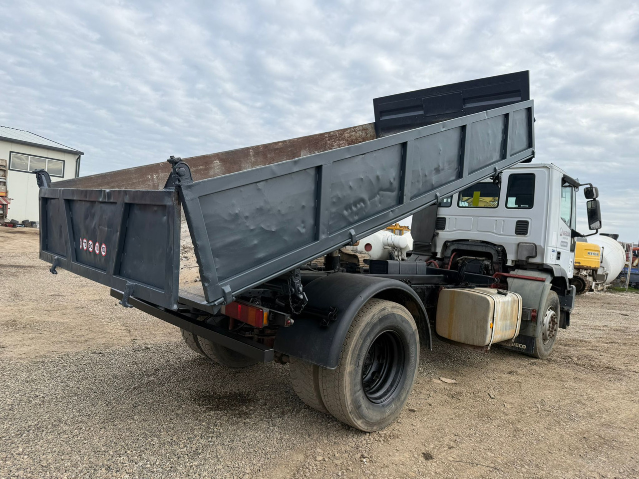 IVECO EUROTRAKKER TIPPER - Kipper vrachtwagen: afbeelding 3 IVECO EUROTRAKKER TIPPER - Kipper vrachtwagen: afbeelding 3