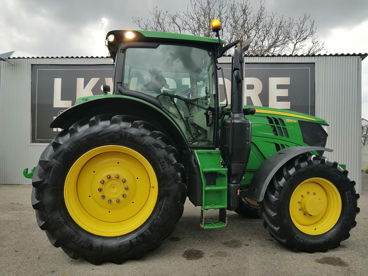 John Deere 6195R 4WD, Auto Trac + Activare !!! TOP !!! - Tractor: afbeelding 5 John Deere 6195R 4WD, Auto Trac + Activare !!! TOP !!! - Tractor: afbeelding 5