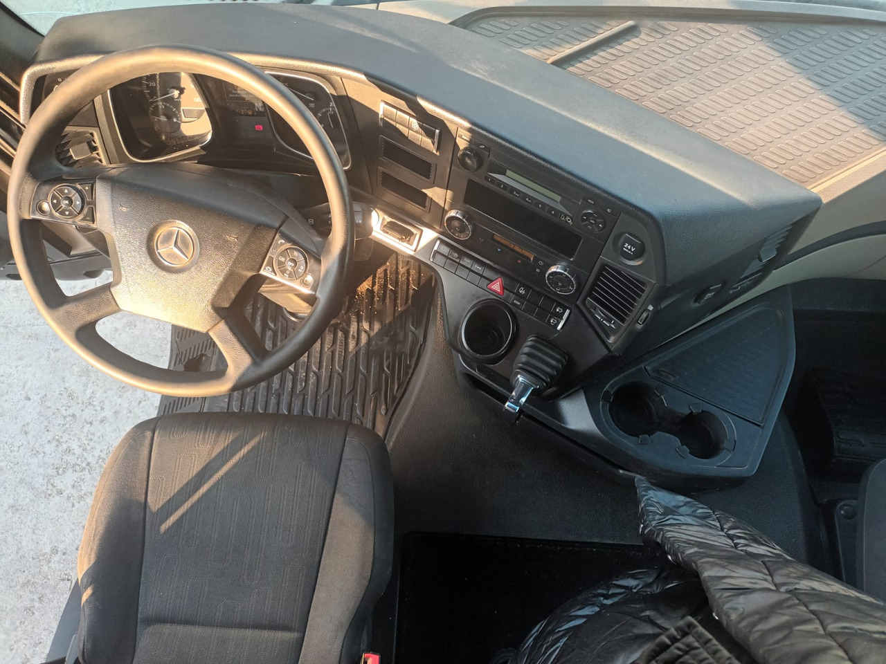 Tractor Head Mercedes-Benz Actros (2014) + Semi-trailer Tipper Meiller – Kipper (2004) - Trekker: afbeelding 2 Tractor Head Mercedes-Benz Actros (2014) + Semi-trailer Tipper Meiller – Kipper (2004) - Trekker: afbeelding 2